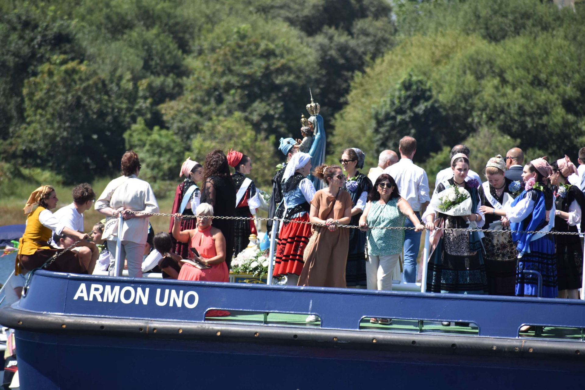 La Virgen de la Barca reina en Navia