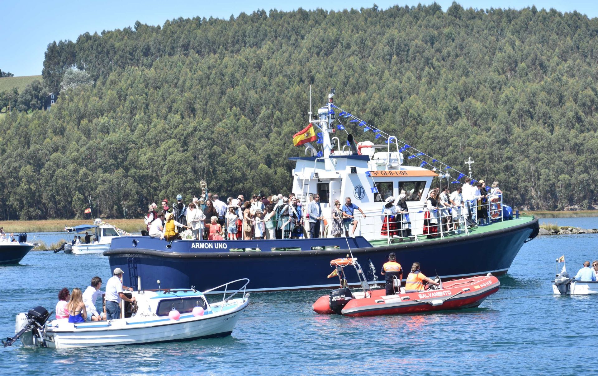 La Virgen de la Barca reina en Navia