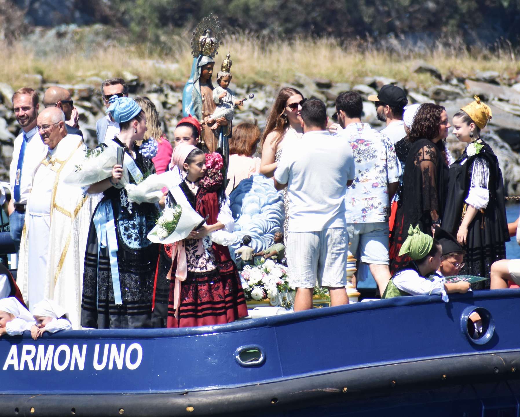 La Virgen de la Barca reina en Navia