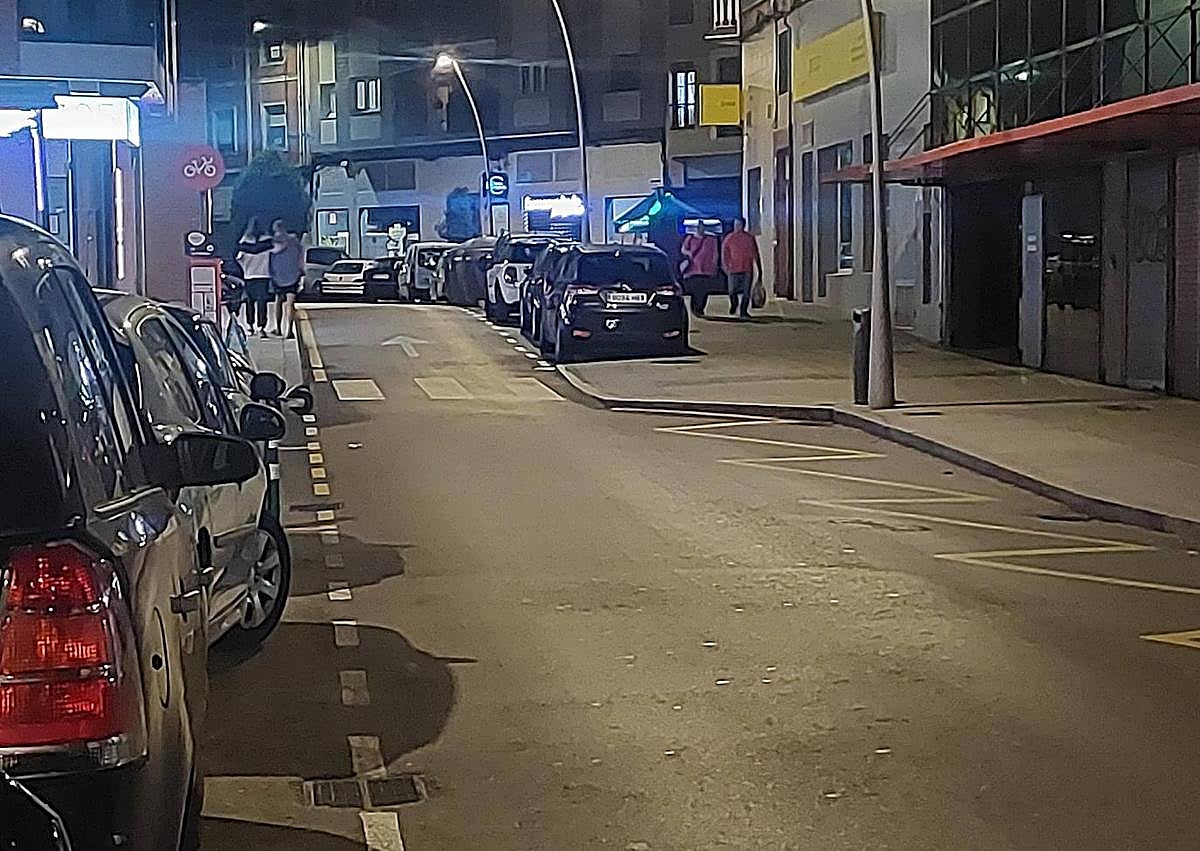 Imagen secundaria 1 - Lugar de los hechos del accidente y el vehículo de Cogersa que se vio implicado en el mismo.