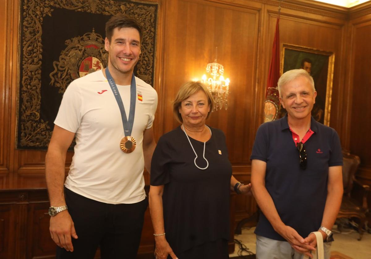 Serdio, Monteserín y Rodas, ayer en el Ayuntamiento.