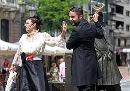 Ana Ozores y Ramón de Campoamor, durante la parada en la plaza Porlier.