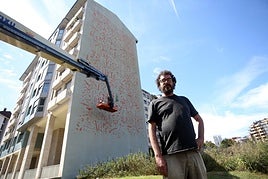 Eduard Crespo, ante uno de los tres murales.