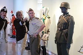 Dos miembros de ARCA, con el uniforme del regimiento provincial de las milicias de Oviedo de 1808.