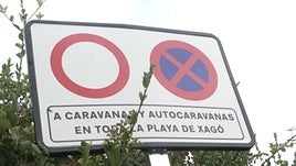 Antigua señal de prohibición de autocaravanas en la playa de Xagó, hoy sin efecto. E. C.