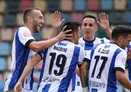 Los jugadores blanquiazules celebran el gol de Santamaría a pase de Natalio.