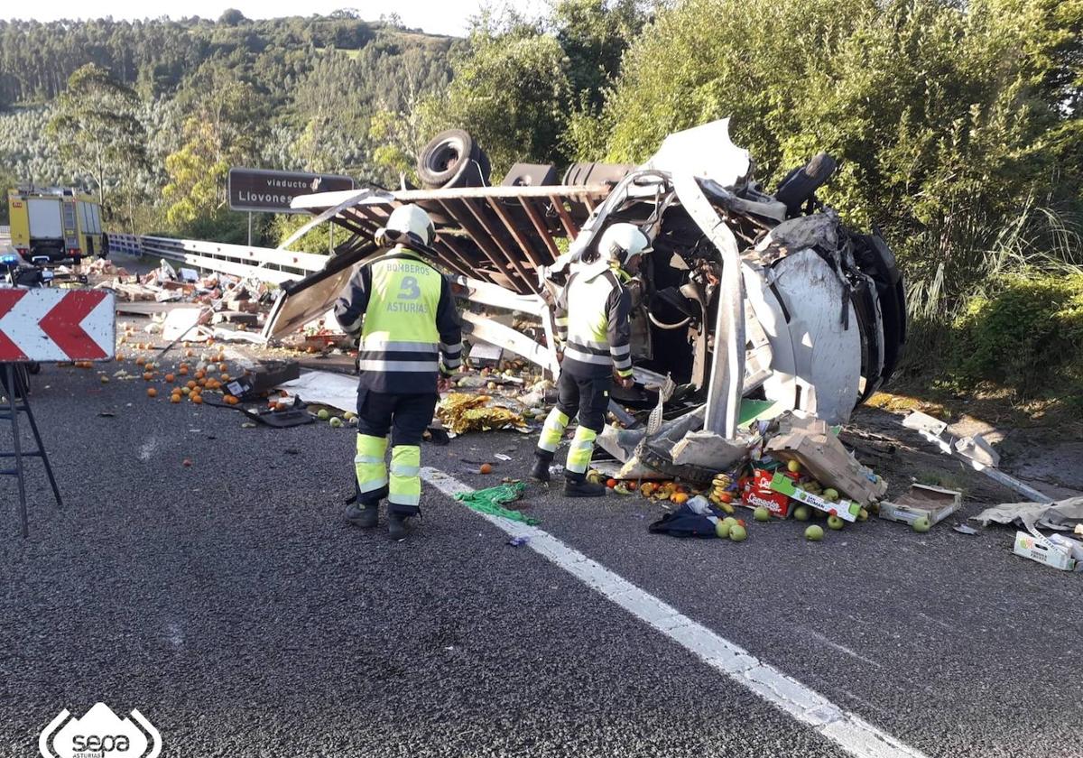 Bomberos junto al camión siniestrado en la A-8.