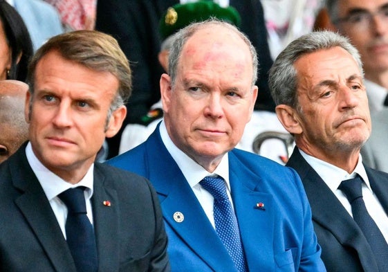 El presidente de Francia, Emmanuel Macron, el príncipe Alberto II de Mónaco y el ex presidente francés, Nicolas Sarkozy, asisten a una ceremonia para conmemorar el 80º aniversario del desembarco aliado en Provenza durante la Segunda Guerra Mundial.