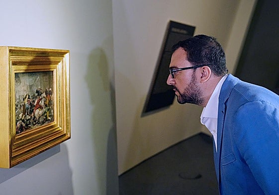 Barbón observa uno de los cuadros de la exposición sobre Goya instalada en el Niemeyer.