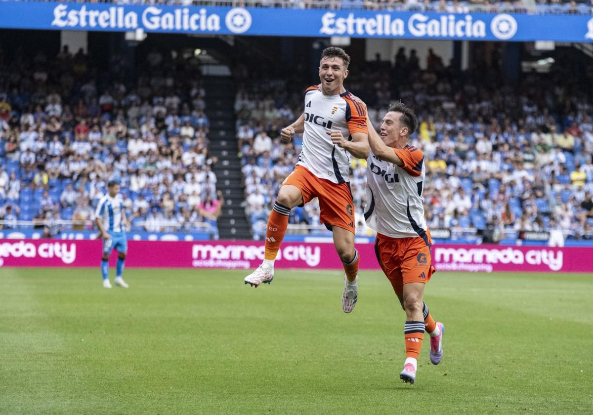 El oviedista Del Moral celebra, junto a Paulino, su gol, que dio la victoria al Oviedo en Riazor.