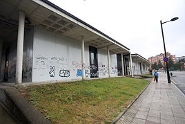 El exterior del mercado de La Corredoria, que se quiere reconvertir en un centro social integrado y actualmente luce cubierto de grafitis.