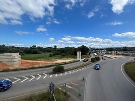 Los pilares ya esperan por la estructura de acero de la pasarela peatonal y ciclista.