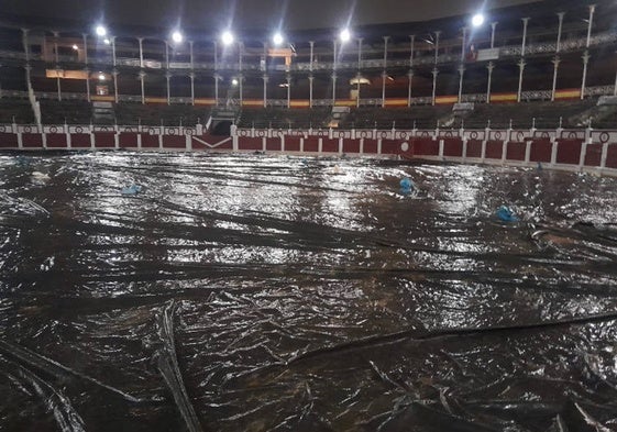 La plaza de toros lleva desde anoche protegida de la lluvia.