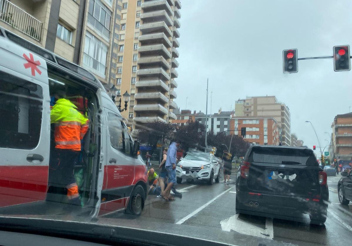 Los servicios de emergencias atienden al herido en el lugar del atropello.