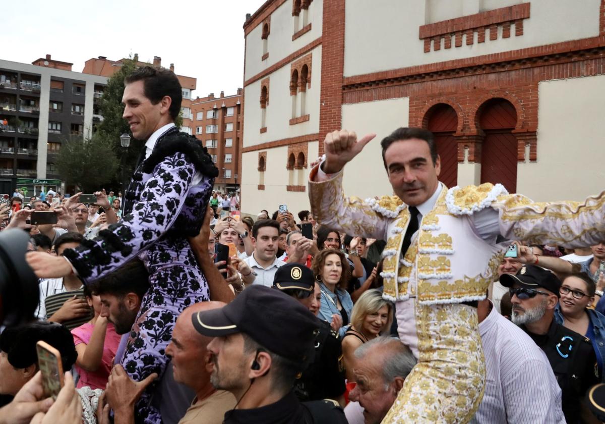 Enrique Ponce corta dos orejas en su adiós a Gijón