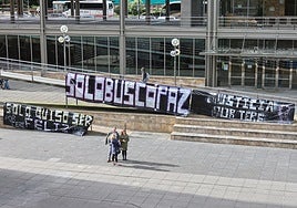 Pancartas de apoyo a Teresa Aladro, la última víctima mortal de la violencia machista en Asturias