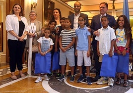 El alcalde, Alfredo Canteli, a la derecha, con los niños saharauis del programa Vacaciones en Paz y representantes de la asociación.