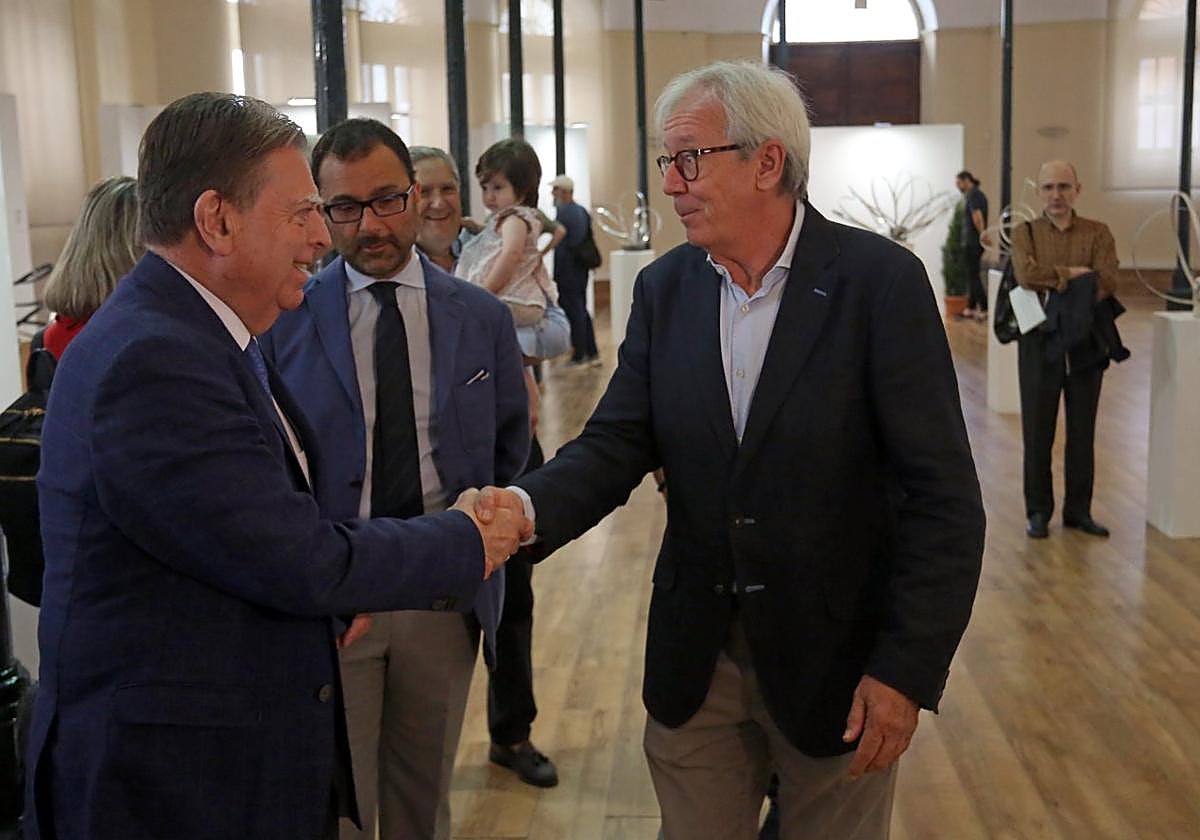 Alfredo Canteli saluda a Salvador Alonso en la plaza de Trascorrales.