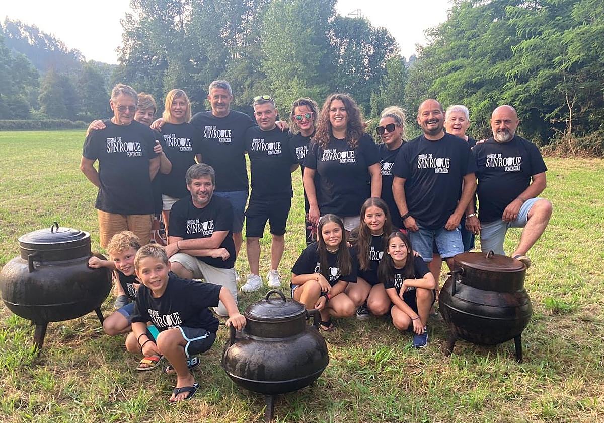 La comisión de festejos de Fontaciera, con las potas del ritual de la fabada, en su 40 aniversario.