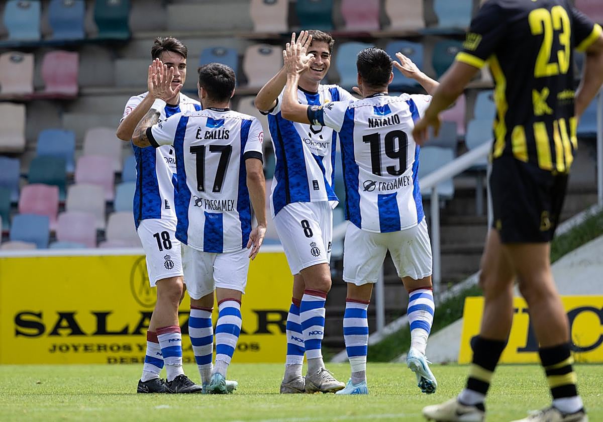 Mecerreyes recibe la felicitación de Natalio tras el gol anotado el sábado en Barakaldo.