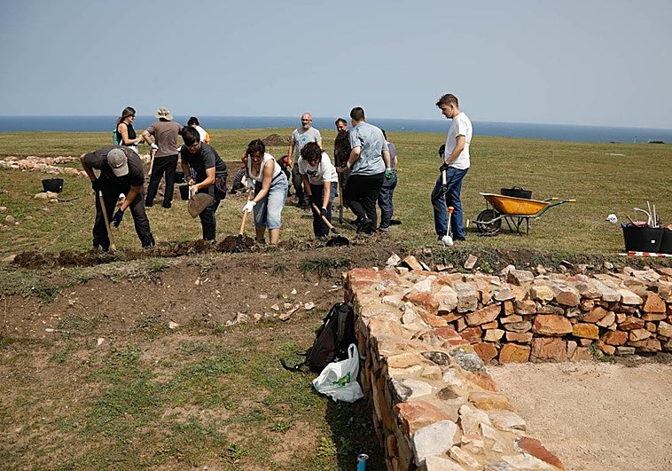 La Universidad de Oviedo, el CSIC, la Asociación de Amigos de los Museos Arqueológicos de Gijón y el Ayuntamiento colaboran en esta nueva campaña de excavaciones que durará dos semanas. Se trabaja en un área rectangular de unos sesenta metros cuadrados.