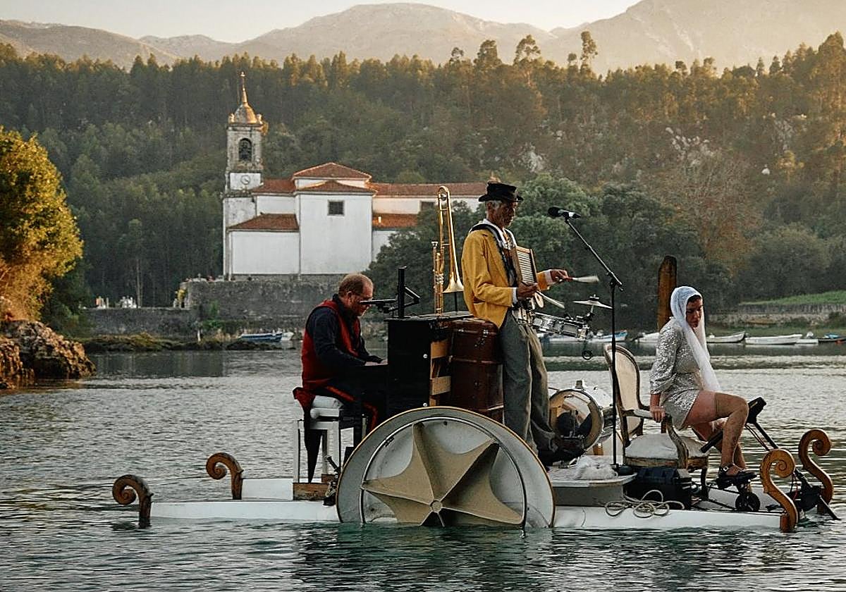 El piano flotante ya es un habitual de los veranos asturianos. Esta semana estará en diversas ubicaciones de nuestra región.