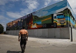 Mural de 800 metros cuadrados realizado por Dolky para el desguace Daniel González Riestra S. L. en el polígono de San Andrés de los Tacones.
