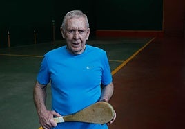 Quique 'El Roxu', en el frontón del Grupo.