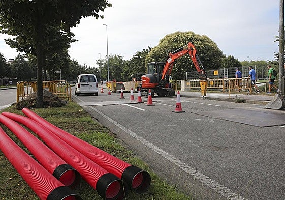 Primeros trabajos de renovación del colector de Peñafrancia en la avenida Justo del Castillo.