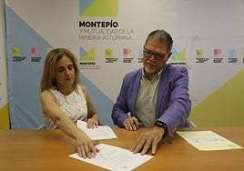 La directora del Espacio Cultural 19 10, Greta Cortina, y el presidente del Montepío de la Minería, Jesús Armando Fernández, en la firma del convenio de colaboración entre ambas entidades.