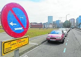 Una señal prohíbe el estacionamiento desde mañana.