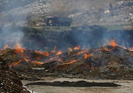 Imagen del incendio en las intalaciones de Cogersa en Serín.