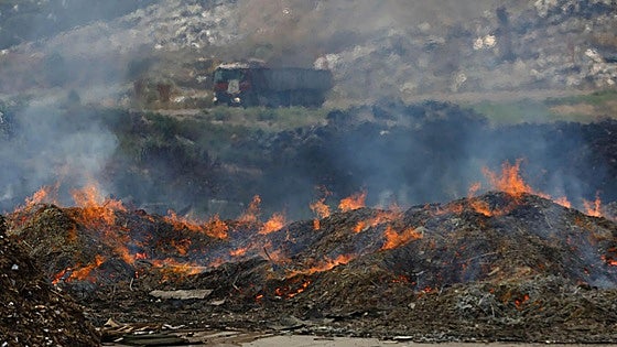 Imagen del incendio en las intalaciones de Cogersa en Serín.