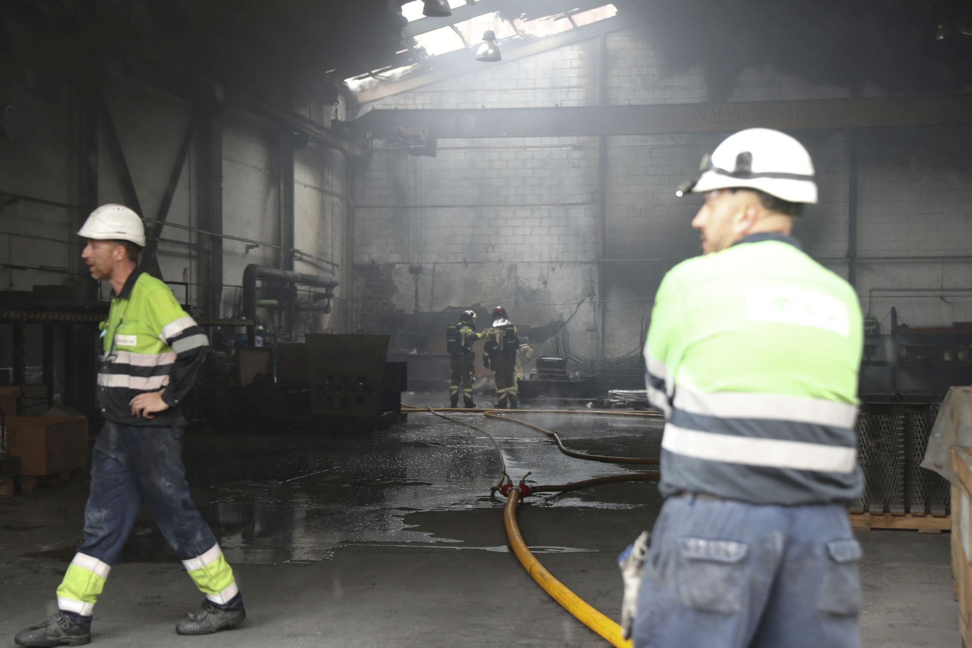 Amplio dispositivo en Gijón para sofocar un incendio en el polígono de Bankunión