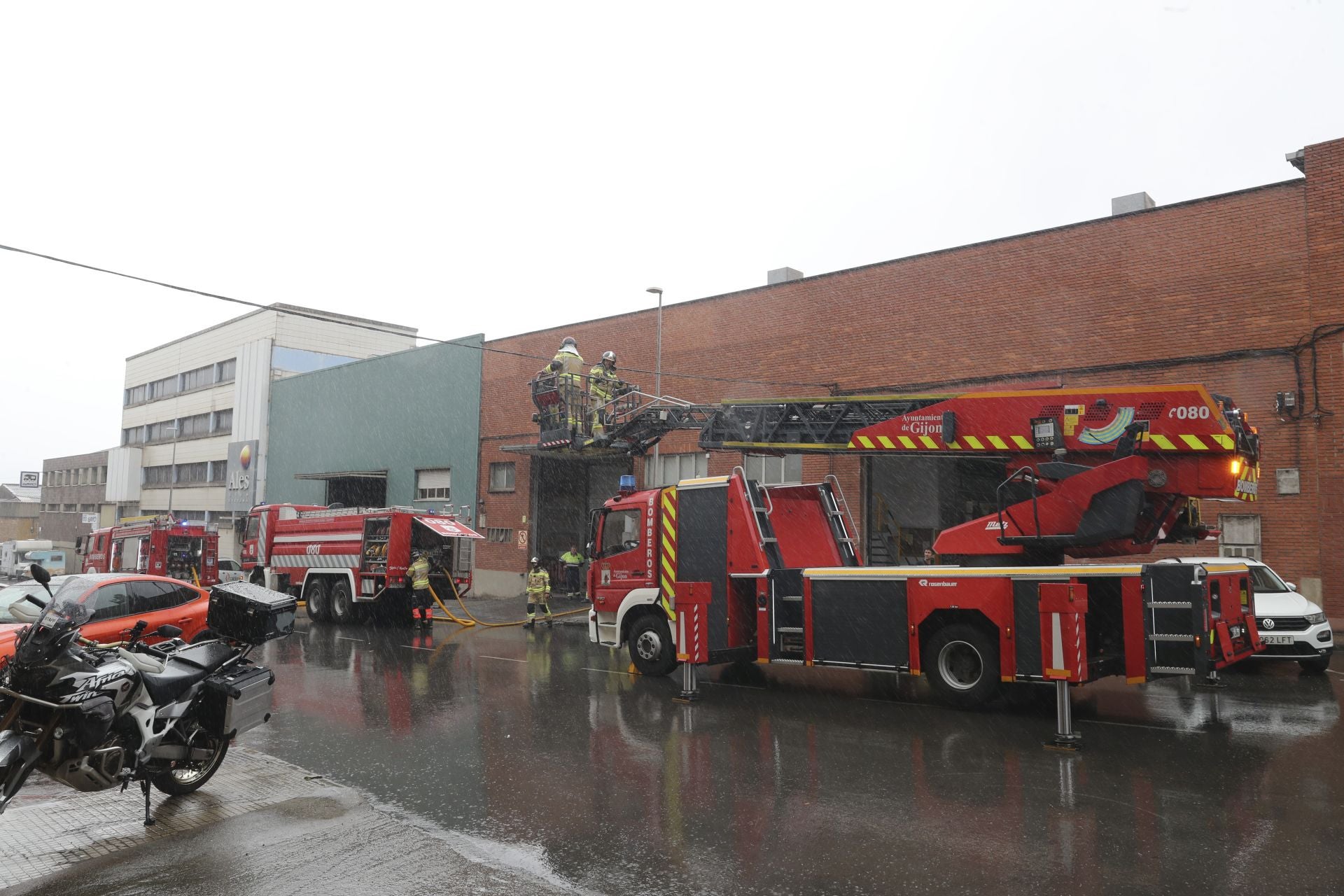 Amplio dispositivo en Gijón para sofocar un incendio en el polígono de Bankunión