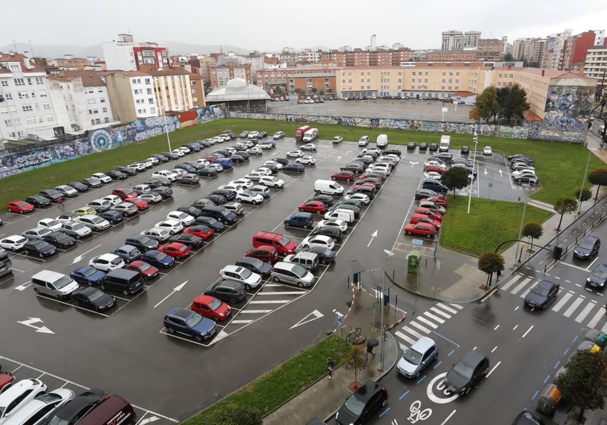 El parking situado en los terrenos de la antigua Escuela de Peritos, de 260 plazas, cerrará en septiempre por el inicio de las obras de viviendas públicas para jóvenes.