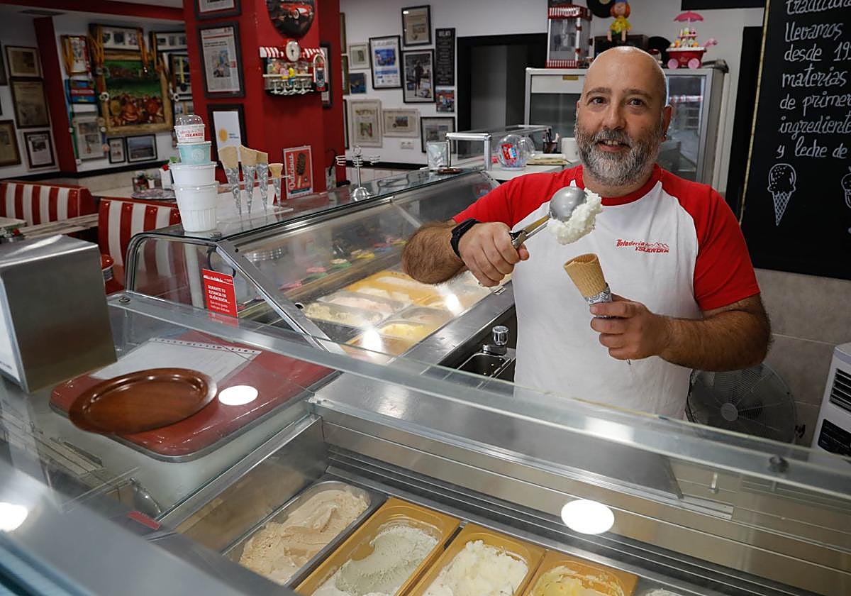 Iván Noval, de Islandia, prepara un helado para uno de sus clientes.