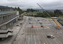 Trabajos de montaje de la carpa de San Mateo en el parking de La Ería.