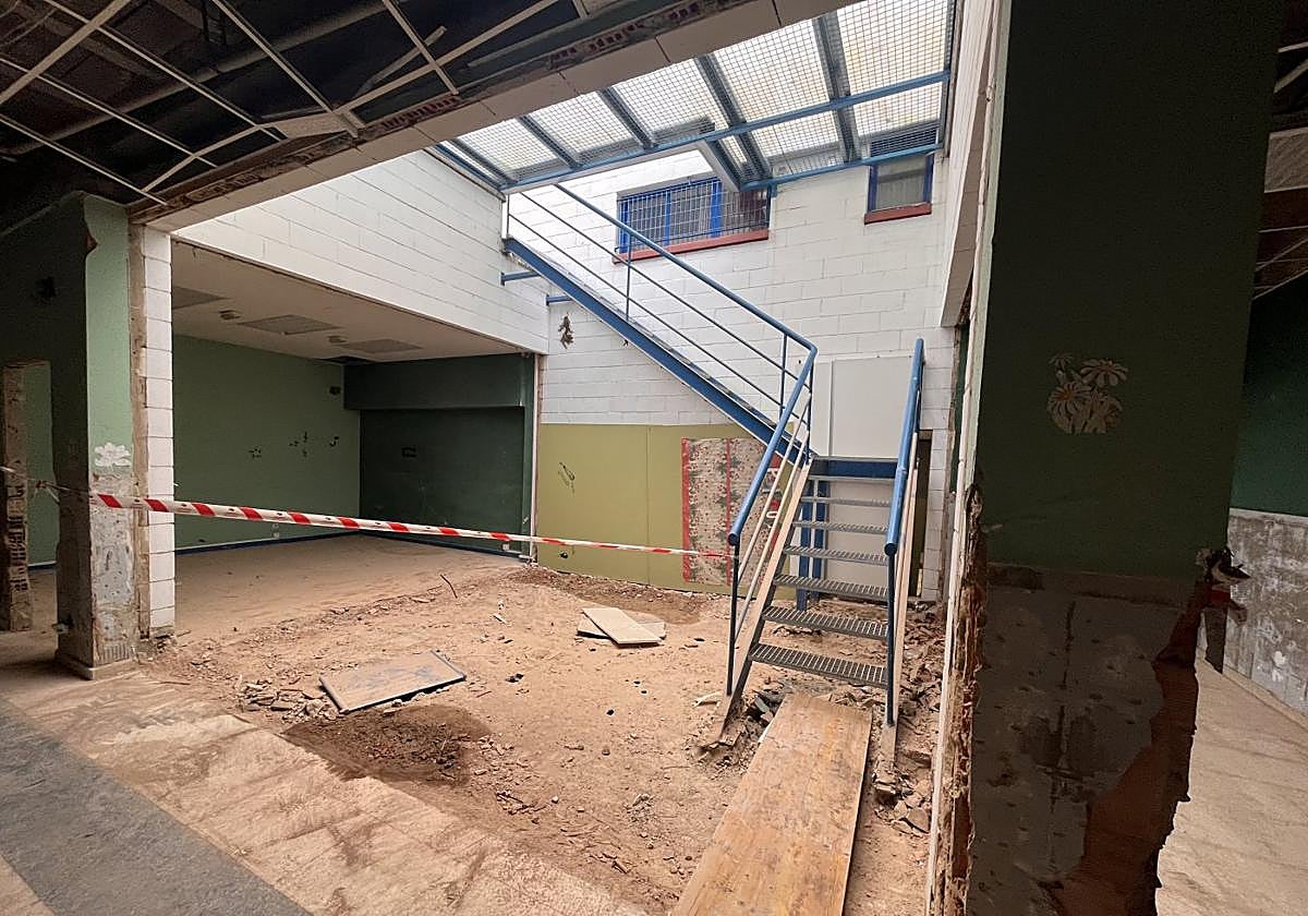 La primera planta del centro de menores Los Pilares y las escaleras que dan acceso al piso superior.