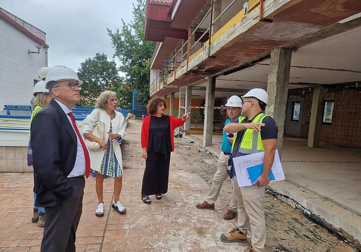 La consejera de Derechos Sociales y Bienestar, Marta del Arco, ayer, en las obras del centro Los Pilares.