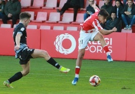 Álex Lozano, en un partido con el Sporting B.