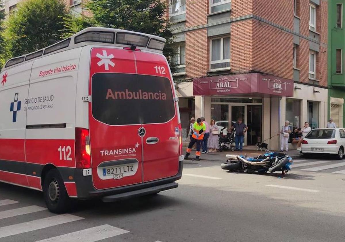 Sanitarios, en la calle Gran Capitán junto a la moto implicada en el siniestro.