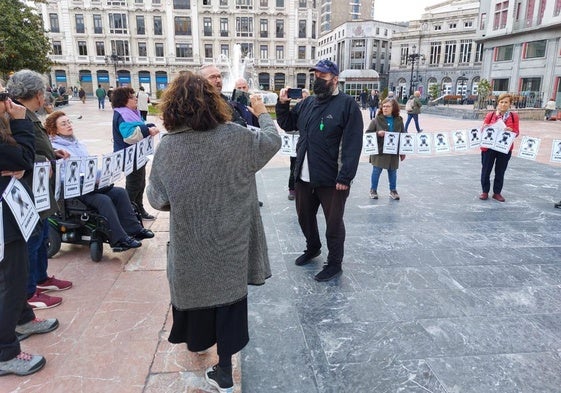 El detenido, móvil en mano, durante una manifestación contra la violencia machista en Oviedo.