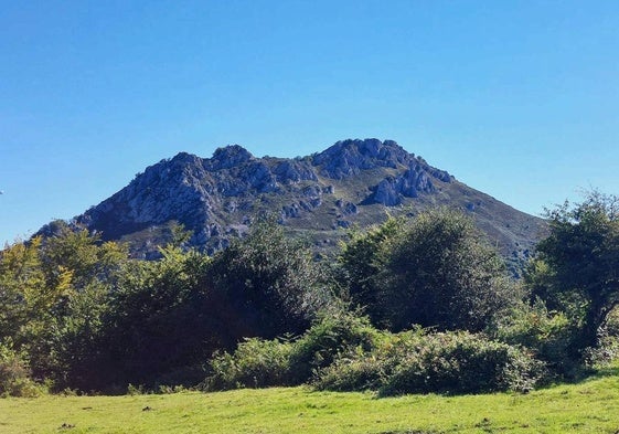 La Conyonada: una peña alargada, pedregosa, arisca y bien alzada. Llegar hasta ella conforma una ruta completa por Redes; mirar desde sus altos es un verdadero placer .