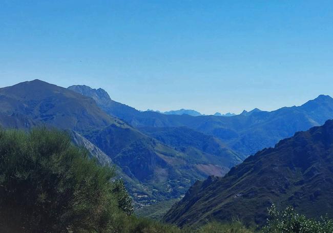 Mirando el mar de Montañas desde La Collaína.