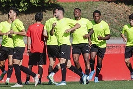 Los futbolistas del Sporting, durante la sesión de preparación desarrollada ayer en Mareo.