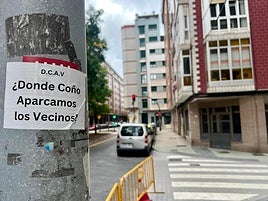 Uno de los carteles que han puesto los vecinos de La Calzada ante la falta de aparcamientos.