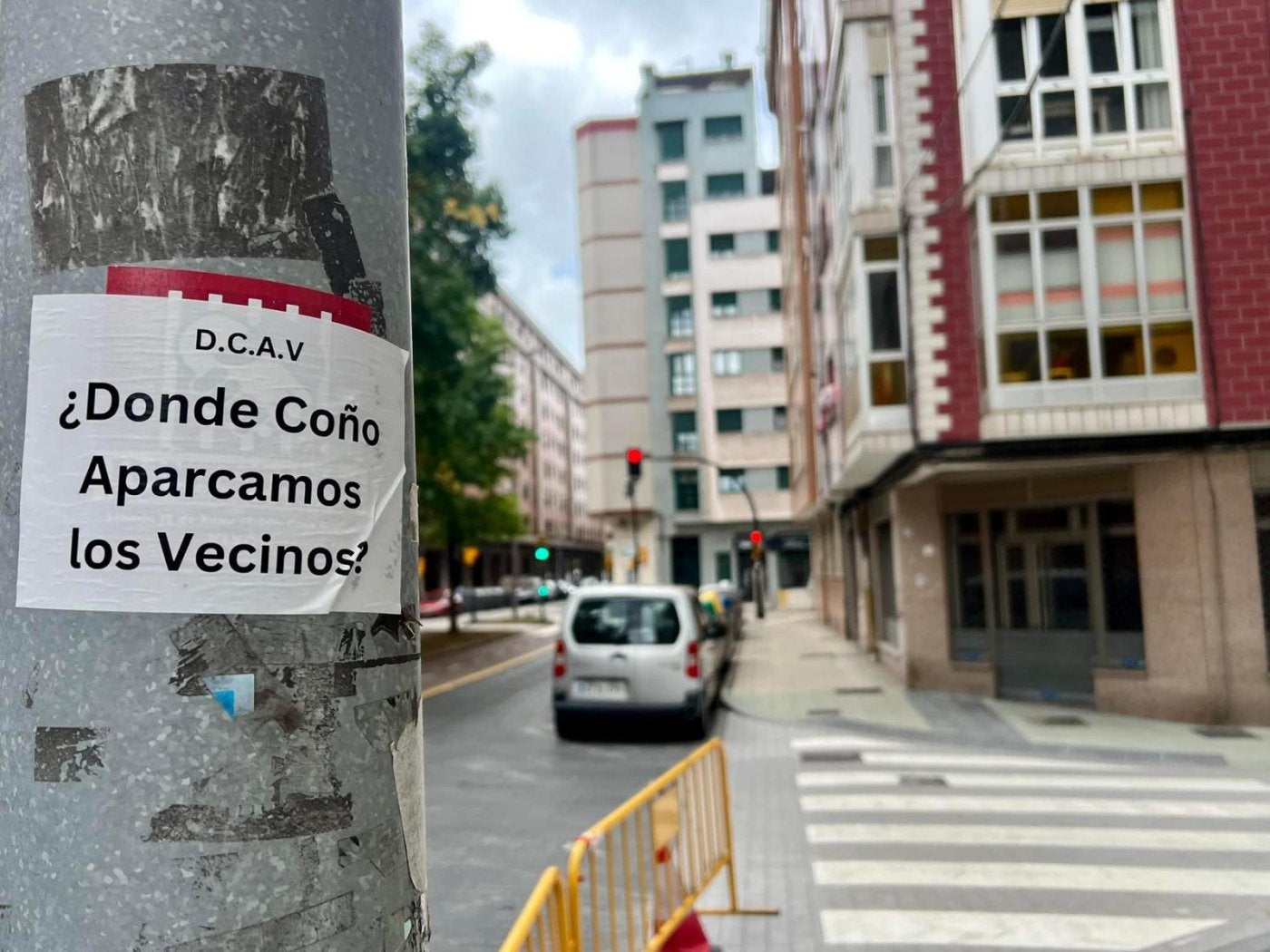 Uno de los carteles que han puesto los vecinos de La Calzada ante la falta de aparcamientos.