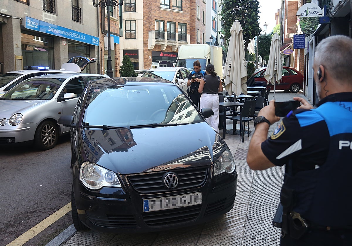 Uno de los agentes se entrevista con la conductora en el lugar de los hechos.