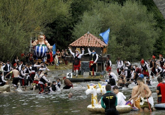 Los Gallos a su salida del Puente d'Arcu. Ellos fueron los primeros en llegar a La Chalana.